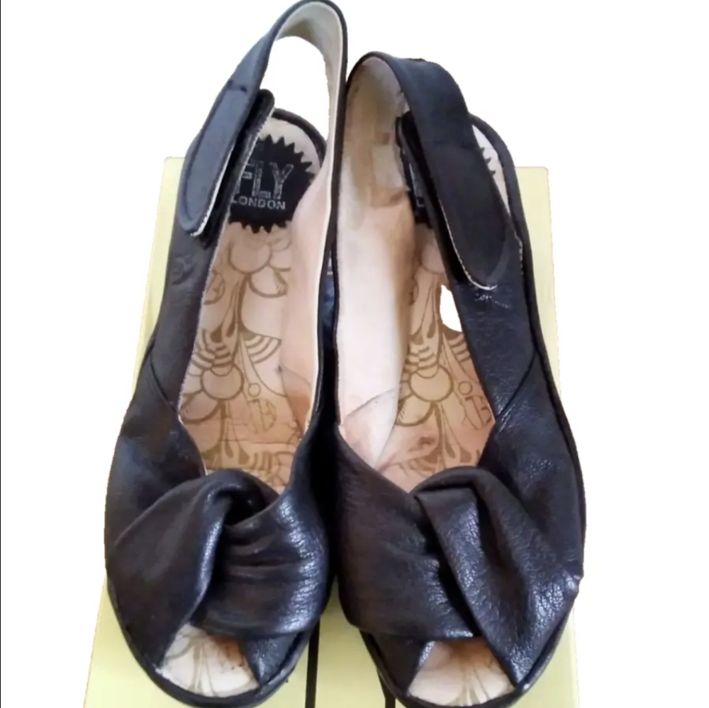 Yakin Black Open Toe Wedge Sandals. Sz 37.